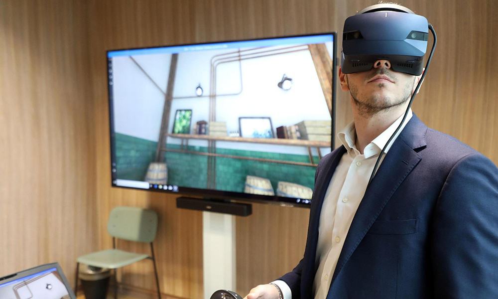 Una lezione virtuale all'università della birra Heineken inaugurata questa mattina nel quartiere di Lambrate a Milano, 8 Maggio 2019. 
ANSA / MATTEO BAZZI